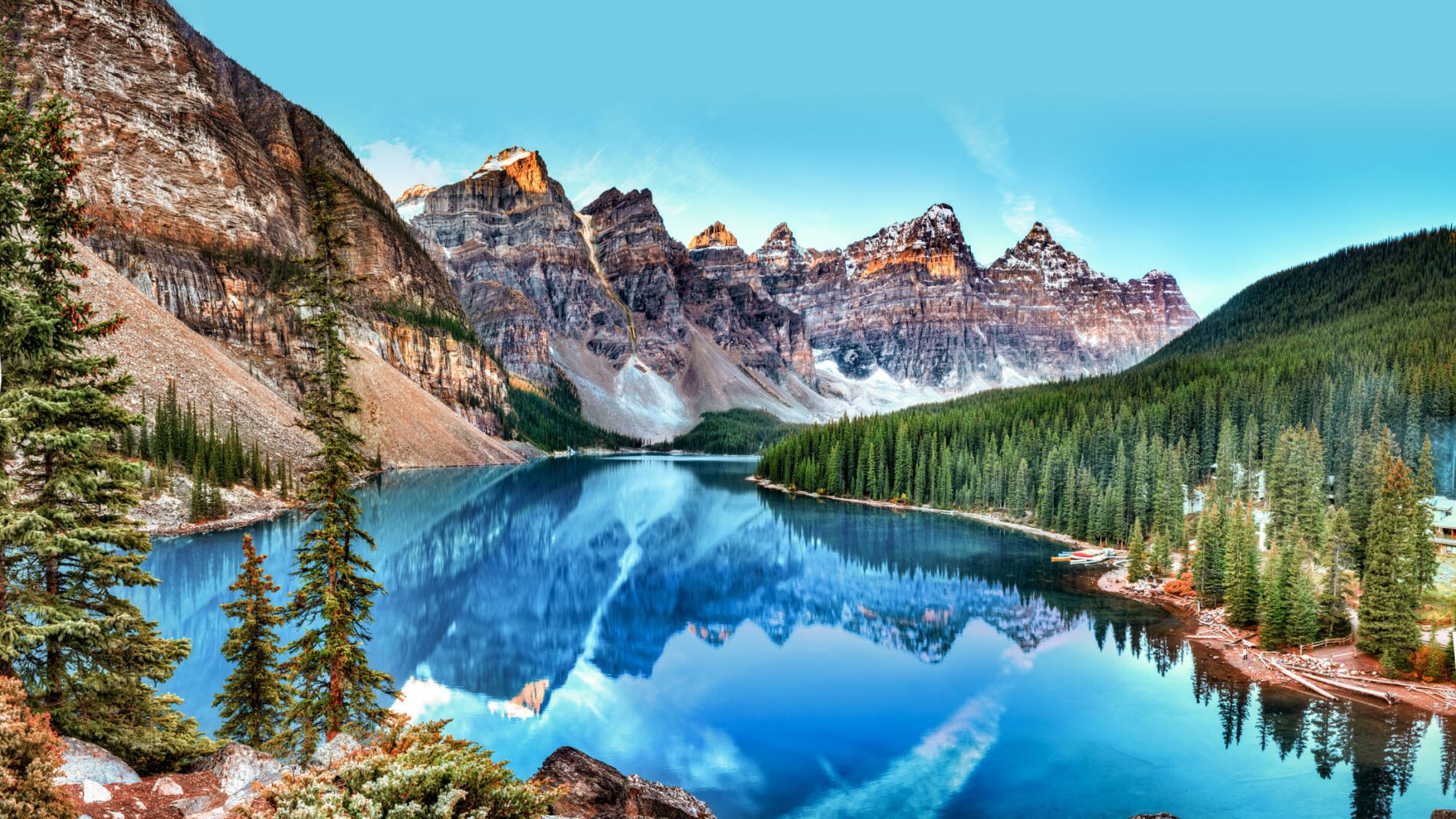 Sonnenaufgang über dem Moraine Lake im Banff National Park © aiisha/stock.adobe. com